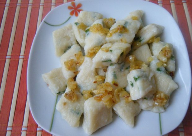 Fotografia przedstawiająca Kluseczki z białym serem i cebulą