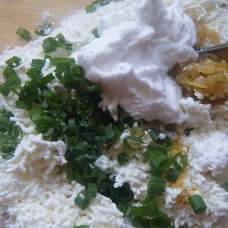 Krok 2 - Kluseczki z białym serem i cebulą foto
