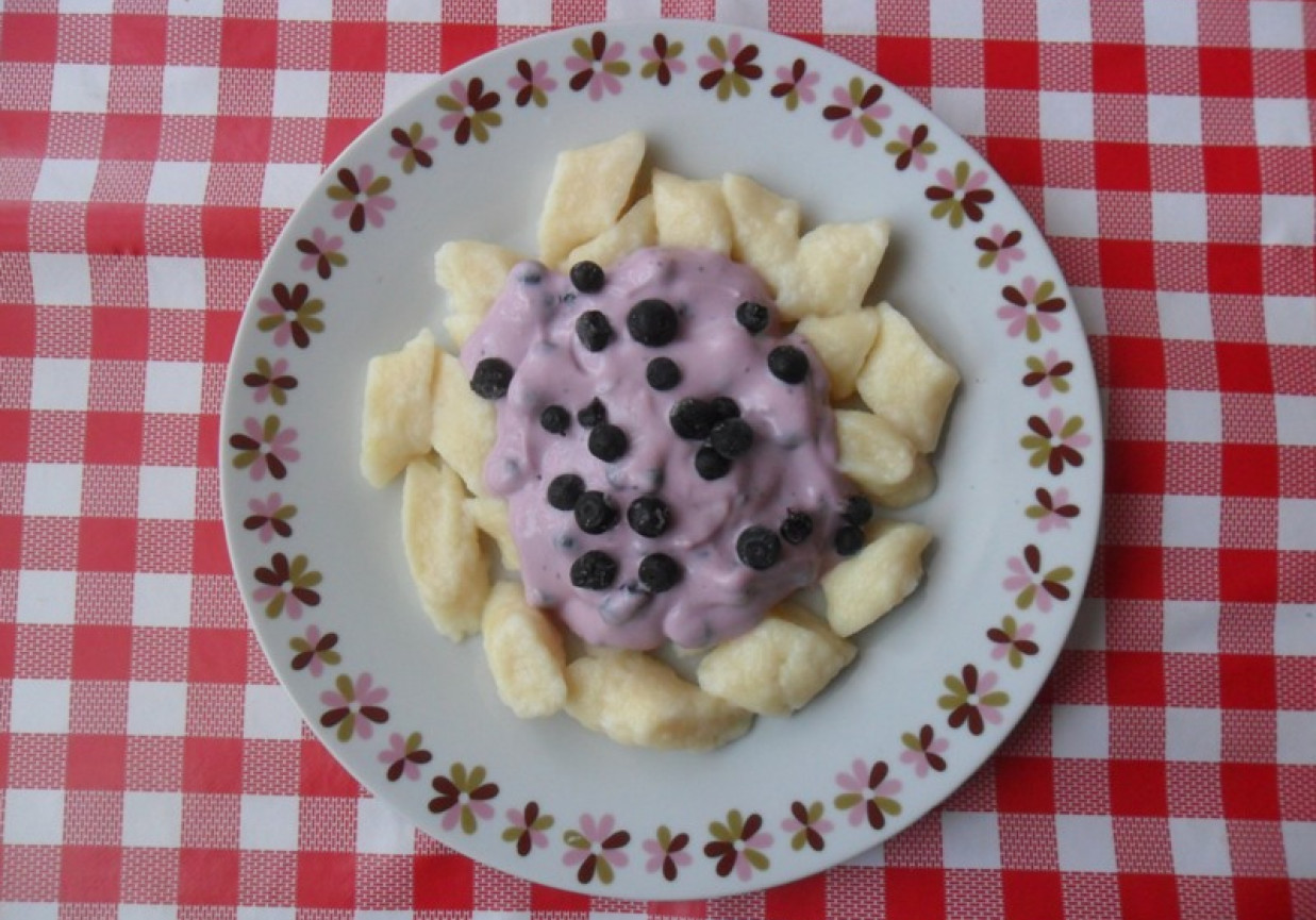 Kluseczki z serem i owocowym jogurtem foto