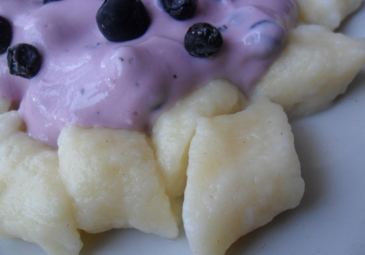 Kluseczki z serem i owocowym jogurtem foto