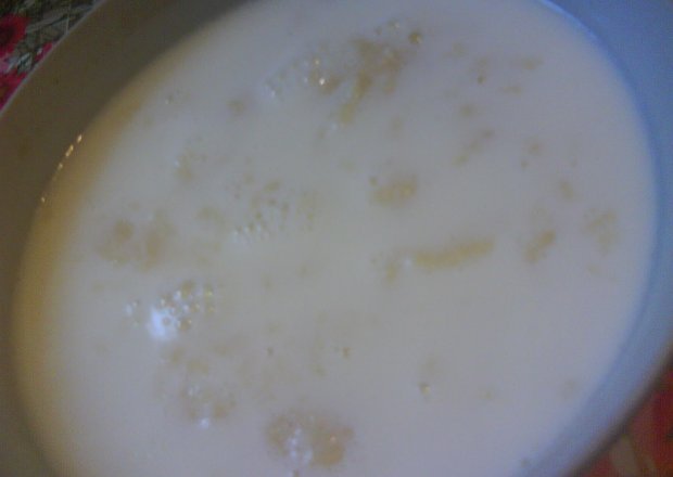 Fotografia przedstawiająca kluski lane na mleku