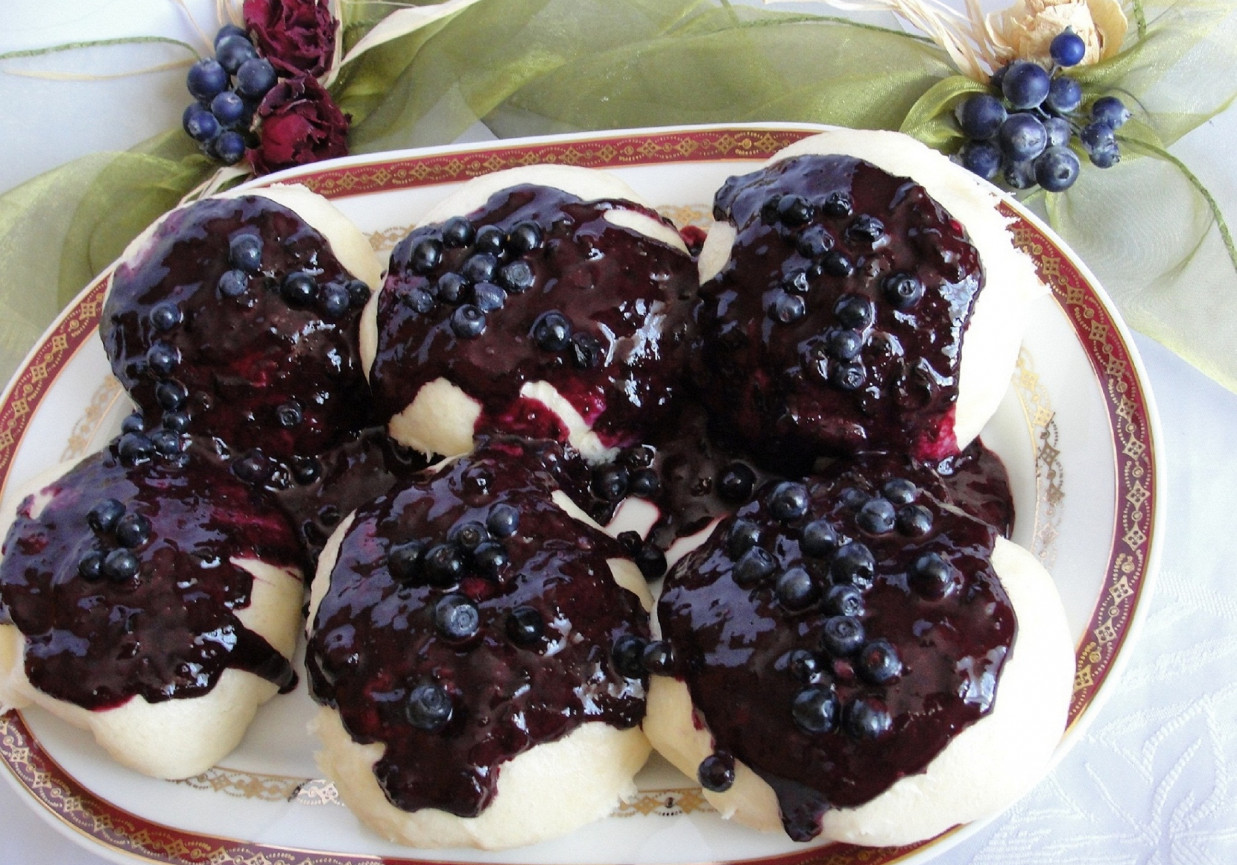 Kluski na parze z jagodami foto