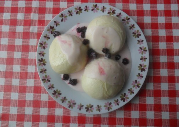 Fotografia przedstawiająca Kluski na parze z jogurtem i jeżynami