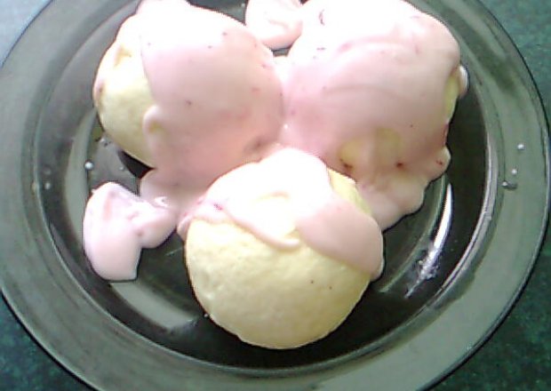 Fotografia przedstawiająca Kluski na parze z sosem truskawkowym