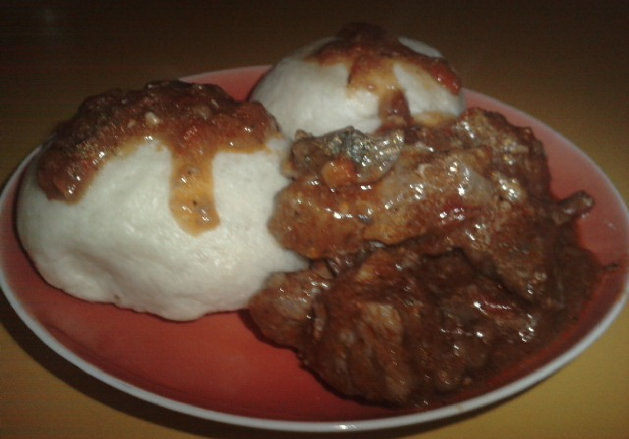 Kluski parowe z sosem gulaszowym foto