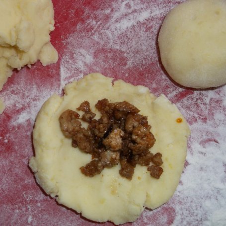 Krok 3 - Kluski śląskie nadziewane mięsem mielonym i polane smażoną cebulką foto