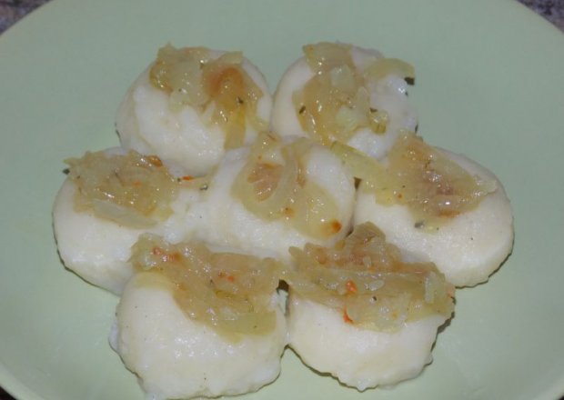 Fotografia przedstawiająca Kluski śląskie z duszoną cebulką