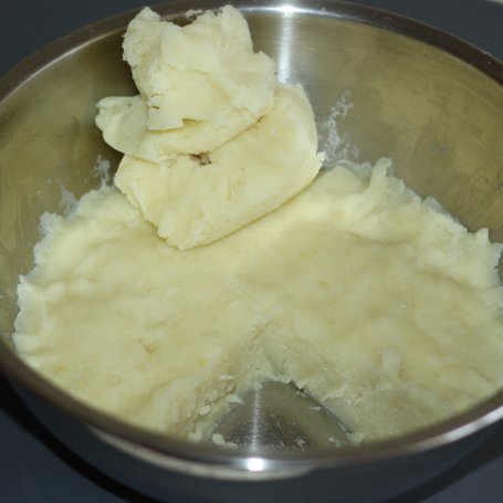 Krok 3 - Kluski śląskie z dziurką ze skwarkami z kiełbaski foto