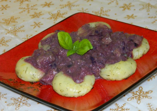 Fotografia przedstawiająca Kluski śląskie z fioletowym sosem