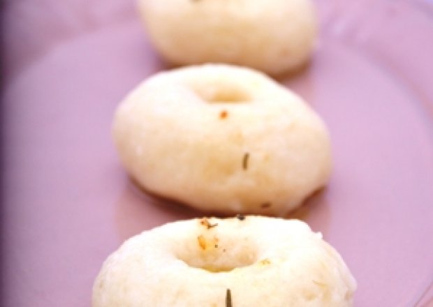 Fotografia przedstawiająca Kluski śląskie z masełkiem rozmarynowym