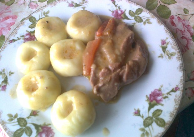 Fotografia przedstawiająca Kluski śląskie z mięsem