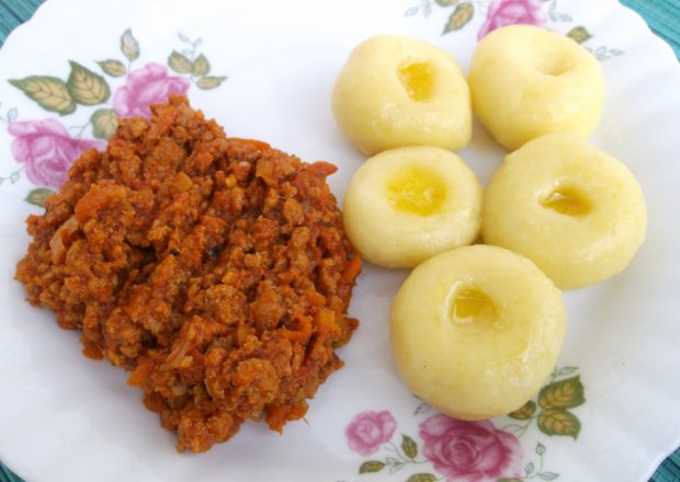 Fotografia przedstawiająca Kluski śląskie z mięsno-warzywnym sosem.