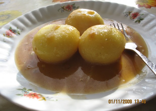 Fotografia przedstawiająca Kluski śląskie z sosem pieczarkowym