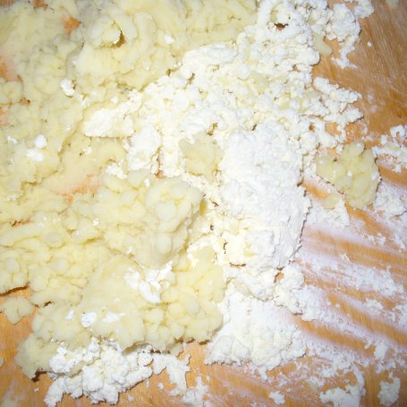 Krok 2 - Kluski z serem  na słodko z truskawkami foto
