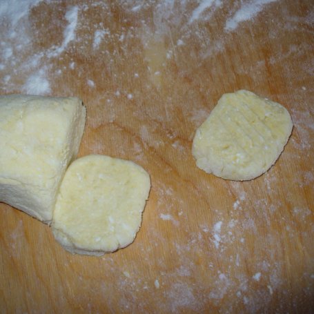Krok 5 - Kluski z serem  na słodko z truskawkami foto