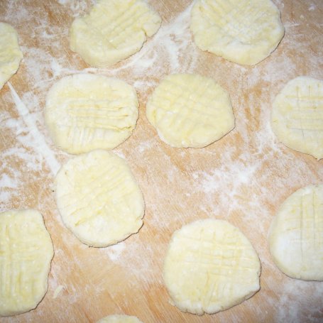 Krok 6 - Kluski z serem  na słodko z truskawkami foto