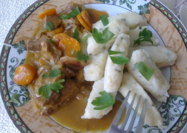 Fotografia przedstawiająca Kluski z sosem i wieprzowiną