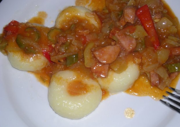 Fotografia przedstawiająca kluski z warzywnym sosem