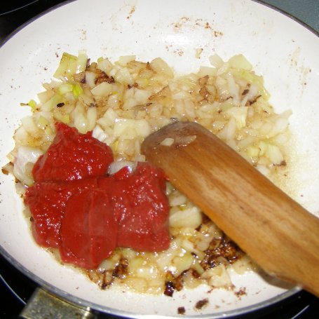 Krok 2 - kluski ziemniaczane z mielonym w sosie pomidorowym i parmezanem... foto