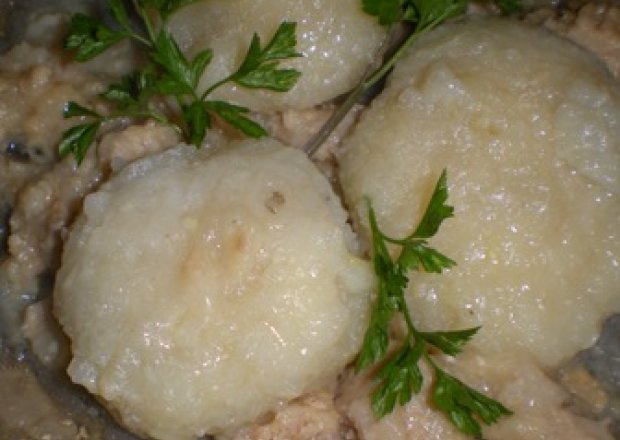Fotografia przedstawiająca Kluski ziemniaczane z mięsnym sosem