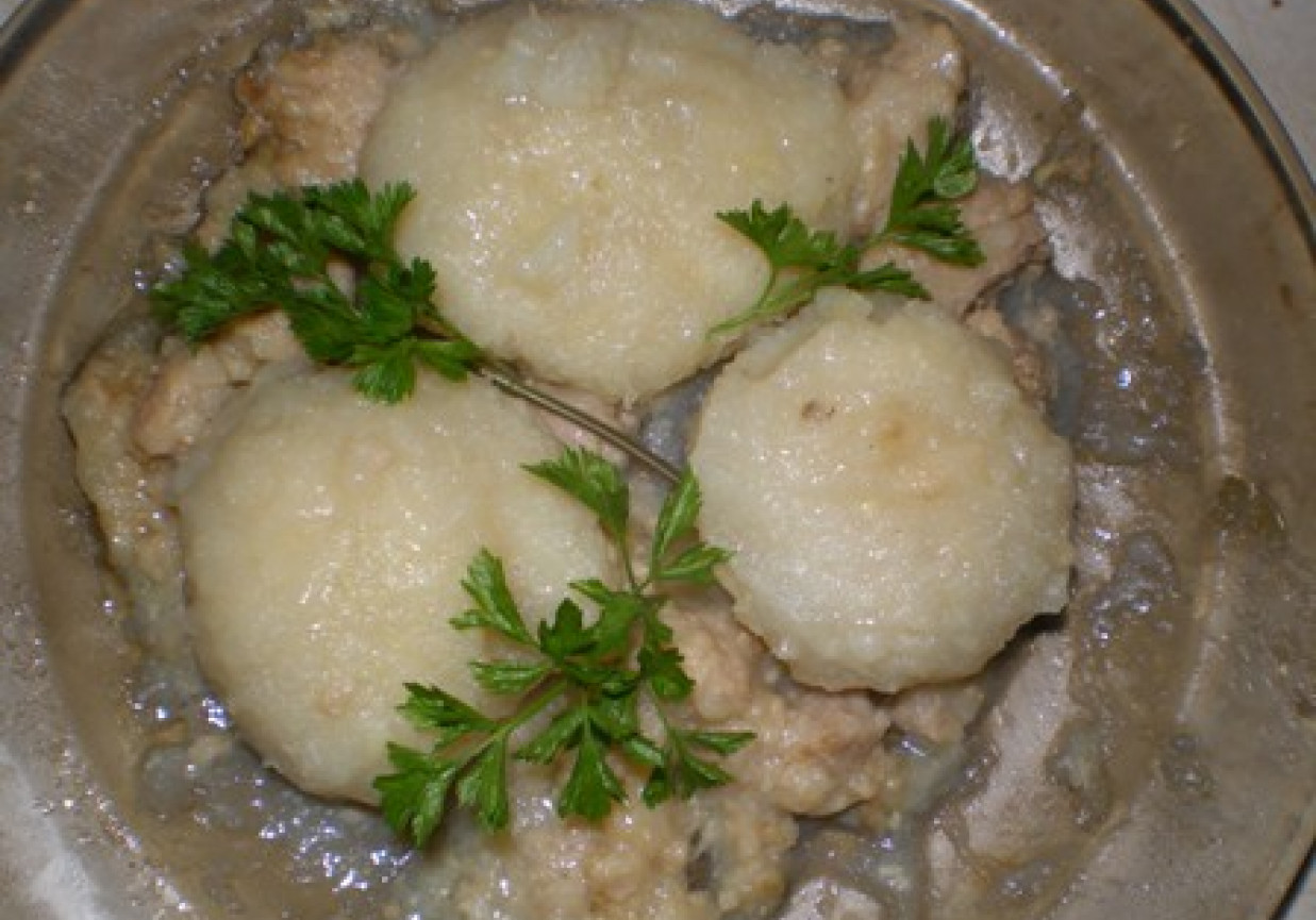 Kluski ziemniaczane z mięsnym sosem foto