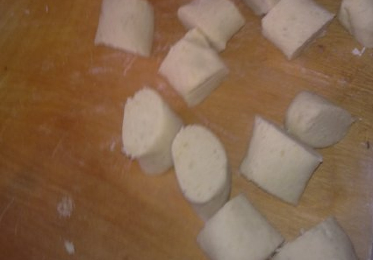 knedle z białym serem i szpinakiem. foto