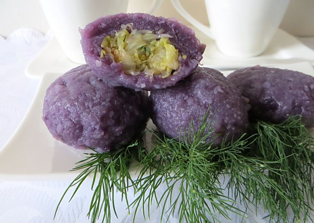 Fotografia przedstawiająca Knedle z fioletowych ziemniaków z młodą kapustą
