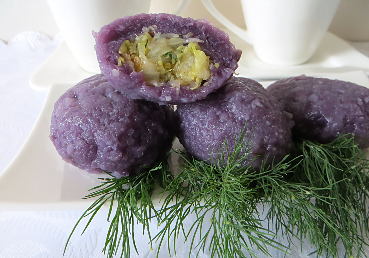 Knedle z fioletowych ziemniaków z młodą kapustą foto