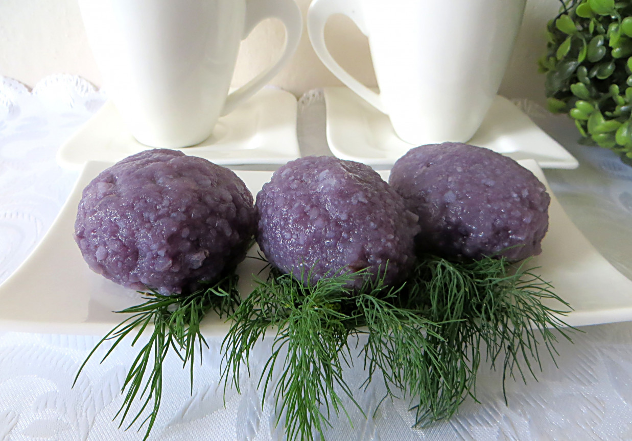 Knedle z fioletowych ziemniaków z młodą kapustą foto