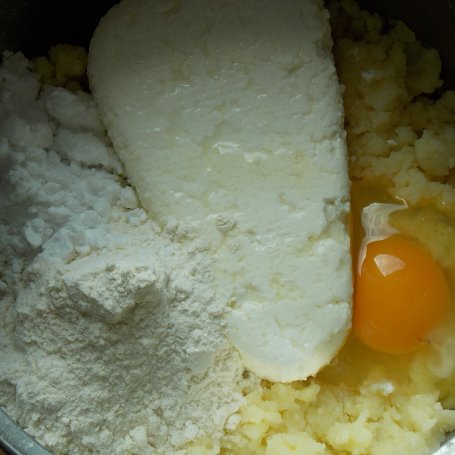 Krok 1 - Knedle z morelami w panierce kukurydziano-sezamowej foto