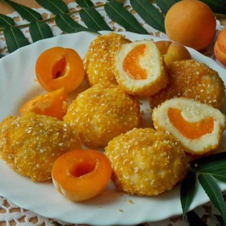 Krok 6 - Knedle z morelami w panierce kukurydziano-sezamowej foto