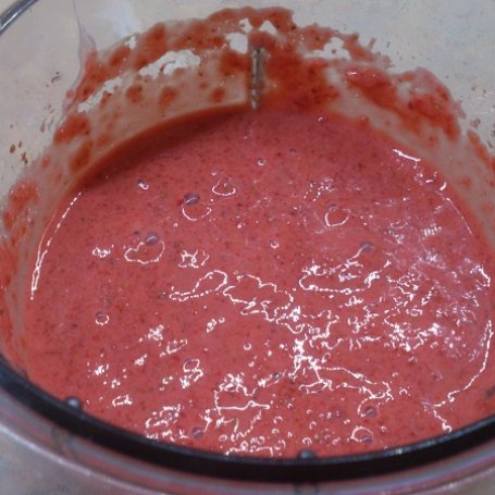 Krok 6 - Knedle z truskawkami i sosem truskawkowym foto