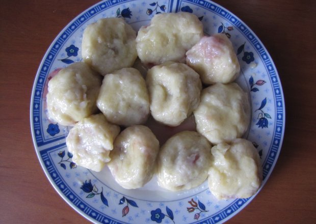 Fotografia przedstawiająca knedle z truskawkami