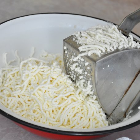 Krok 1 - Knedle ze śliwkami, śmietaną i sosem śliwkowym foto
