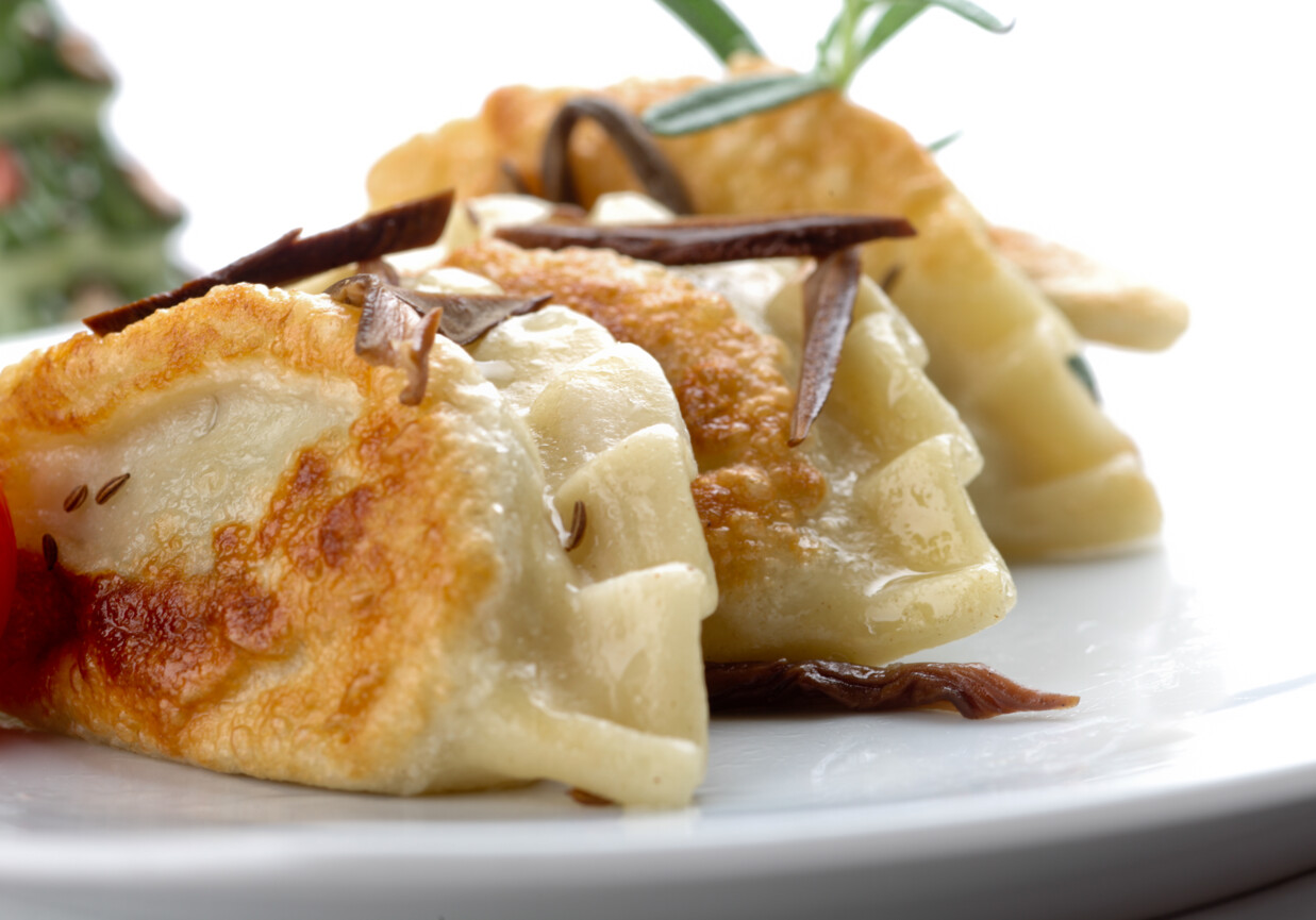 Pierogi z grzybami leśnymi z Podlasia i duszoną cebulą foto