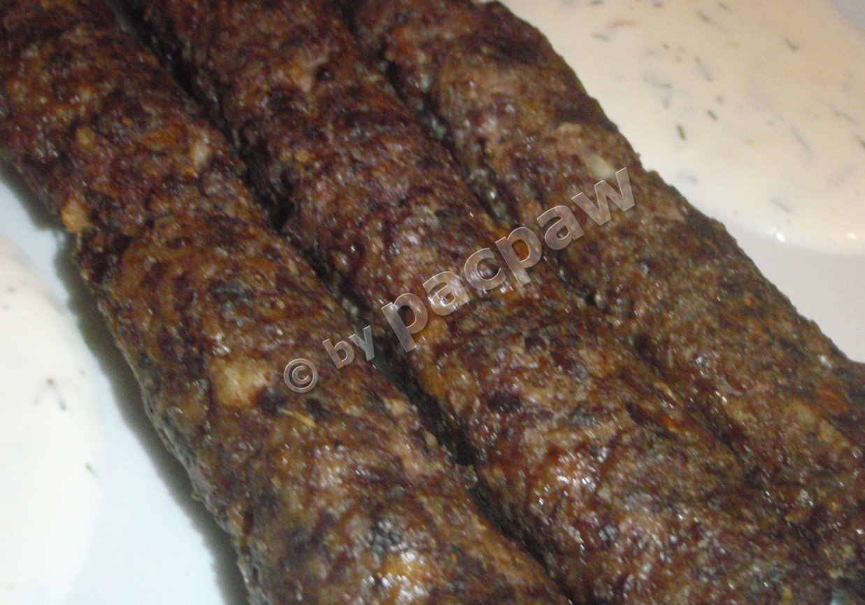 Kofta kebab z dziczyzny z sosem czosnkowym foto