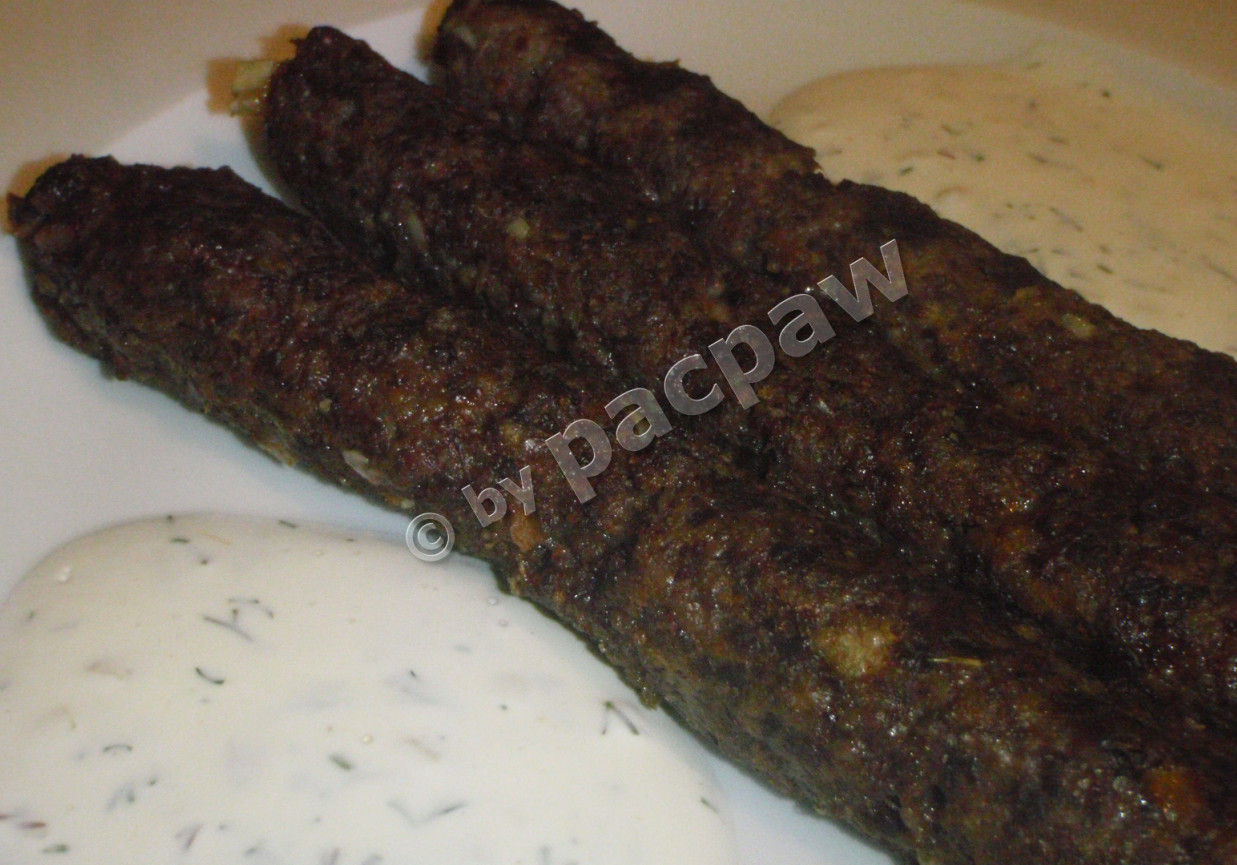 Kofta kebab z dziczyzny z sosem czosnkowym foto