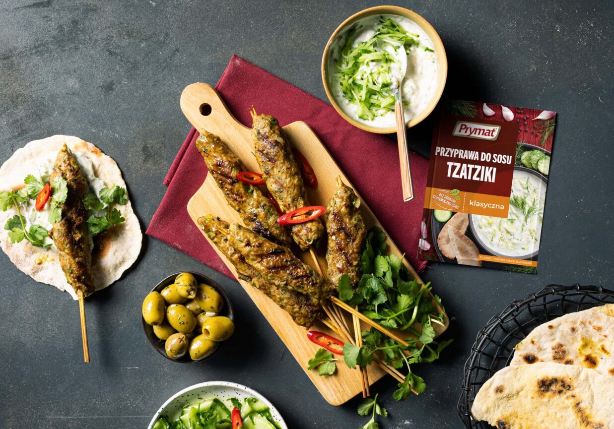 Kofty wołowe z dodatkiem chlebków naan i sosem tzatziki foto