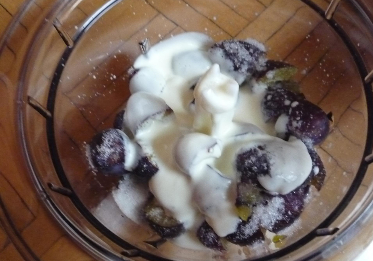 kogiel mogiel ze śliwek i jogurtem truskawkowym foto