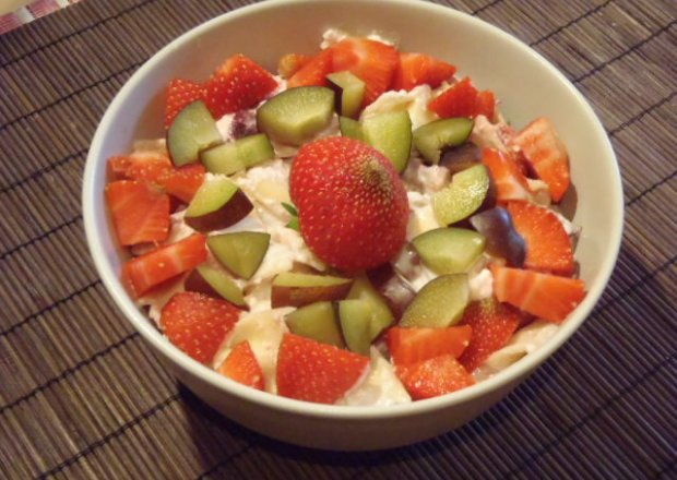 Fotografia przedstawiająca Kokardki makaronowe na owocową nutę