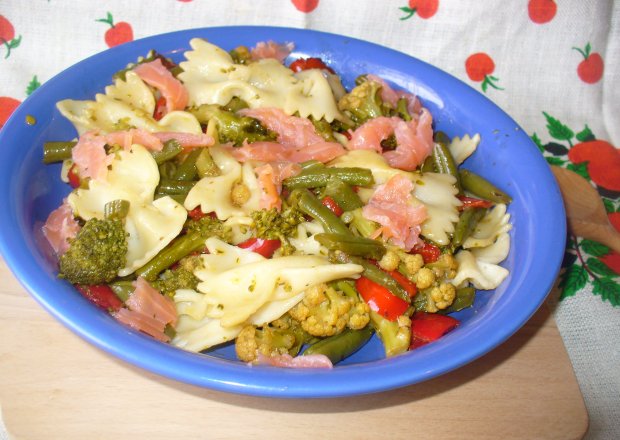 Fotografia przedstawiająca Kokardki z warzywami i łososiem