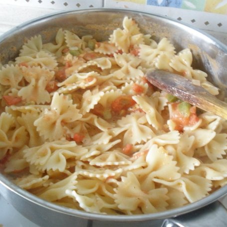 Krok 5 - Kokardki zapiekane z pulpecikami i mozzarellą foto