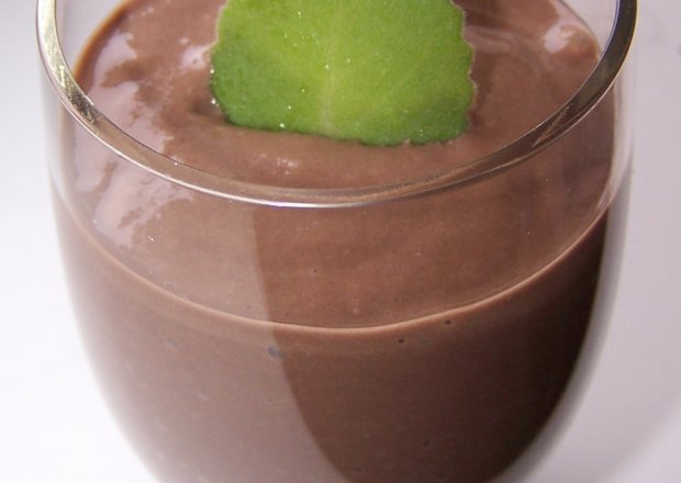 Fotografia przedstawiająca koklajl czekoladowy z avocado