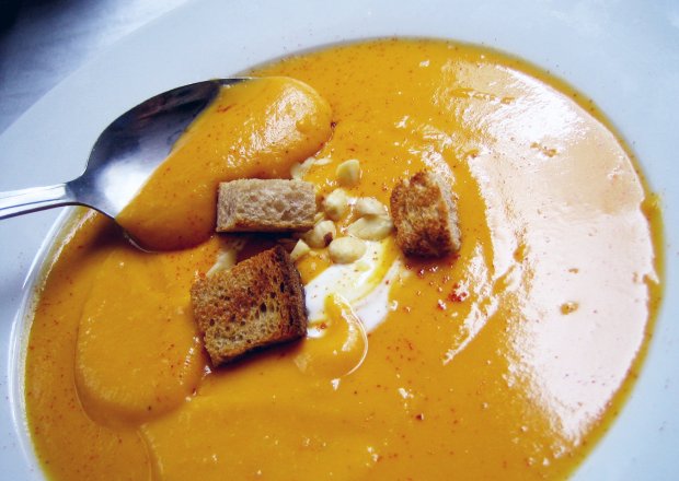 Fotografia przedstawiająca kokosowa zupa krem z batatów na ostro