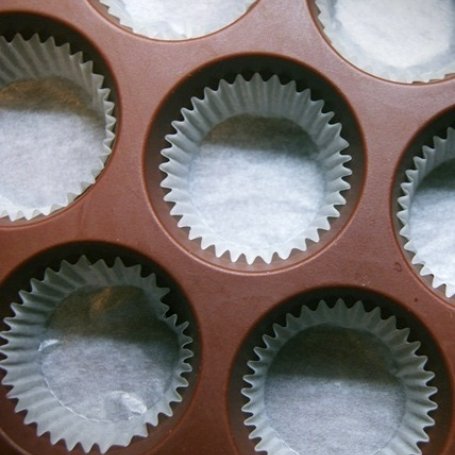 Krok 4 - Kokosowe babeczki z truskawką i białą czekoladą foto