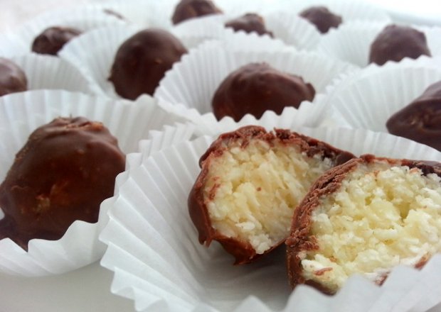 Fotografia przedstawiająca Kokosowe kulki w czekoladzie