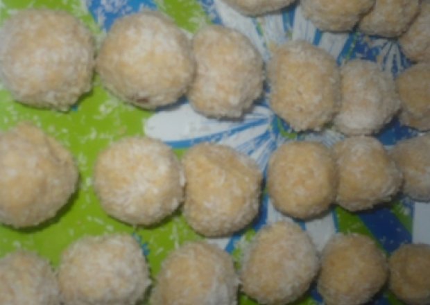 Fotografia przedstawiająca kokosowe kulki