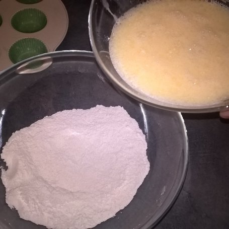 Krok 3 - Kokosowe muffinki z polewą z białej czekolady foto