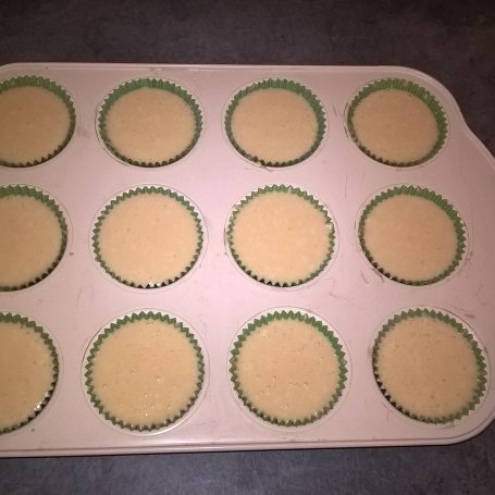 Krok 4 - Kokosowe muffinki z polewą z białej czekolady foto