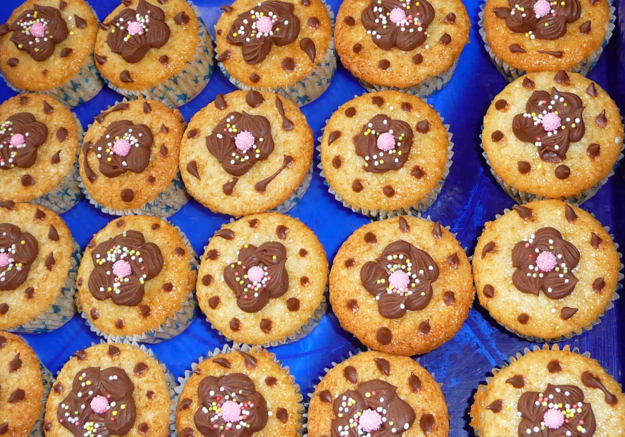 Kokosowe muffiny z kremem czekoladowym foto